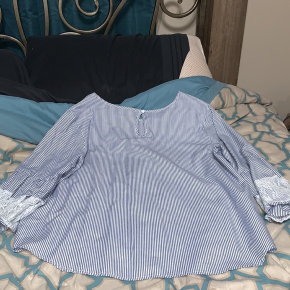 Smoke free. Like new dress shirt. - Picture 4 of 6